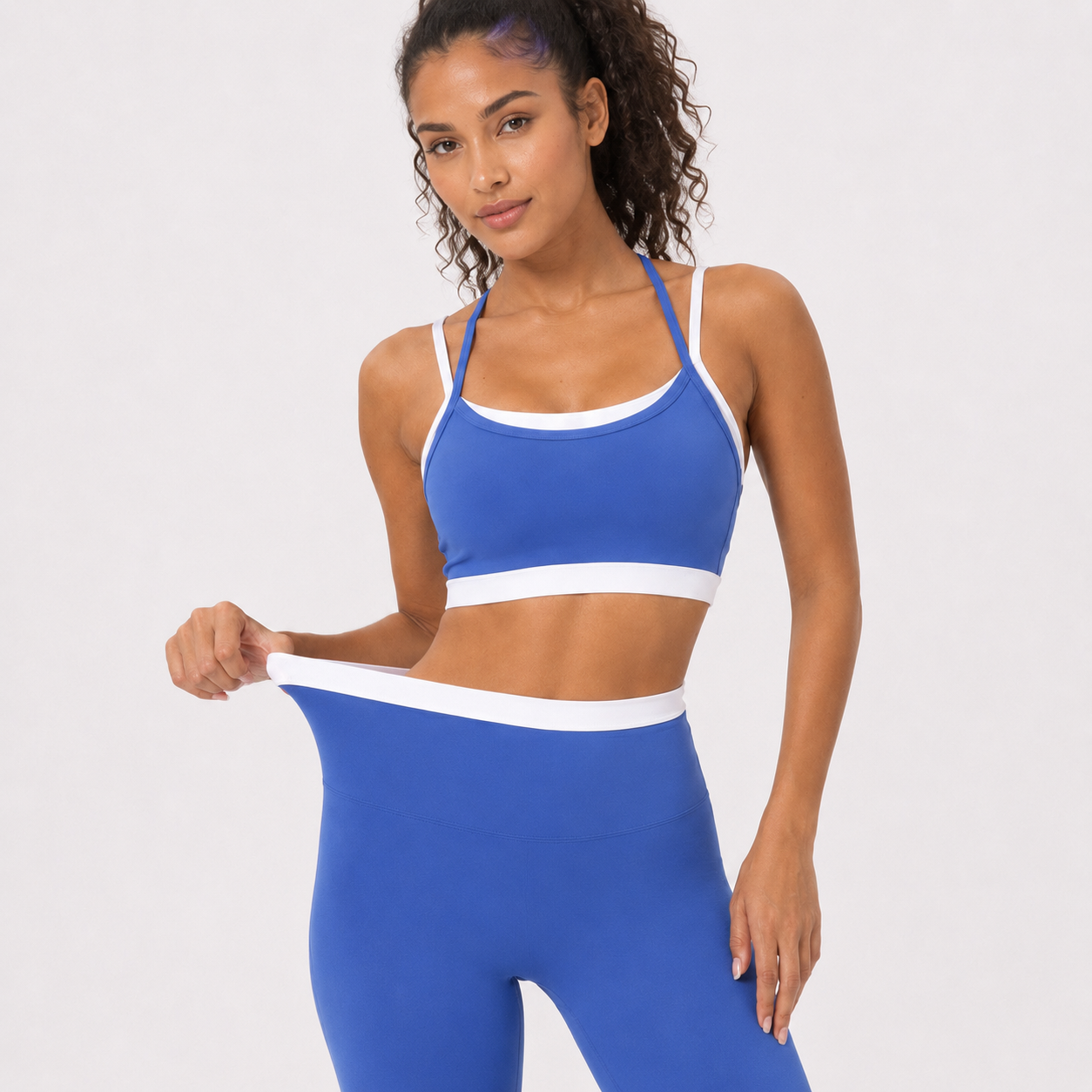 Badge blue__06_stretch | Close-up showing the stretch waistband of the Badge Blue leggings
